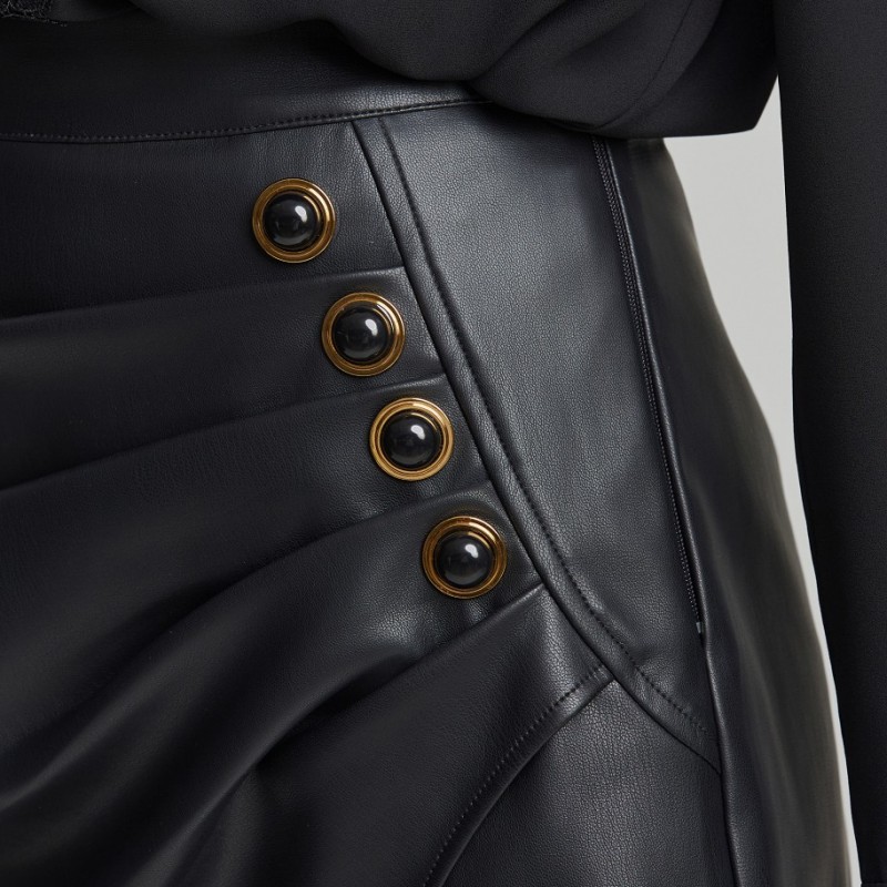 Shorts with ruffles and buttons Black Lynne
