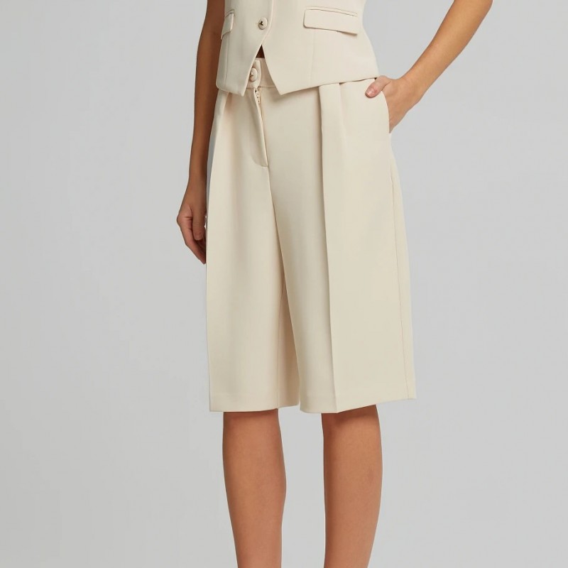 Crepe Bermuda shorts with pleats Stone Lynne