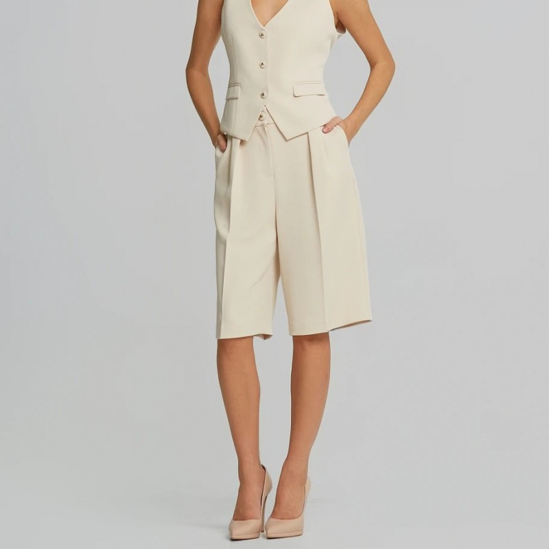 Crepe Bermuda shorts with pleats Stone Lynne