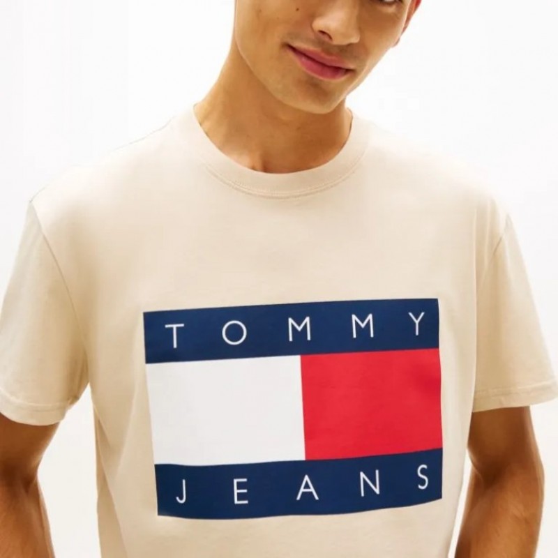 Μπλούζα με κοντό μανίκι TJM Big flag White clay Tommy jeans